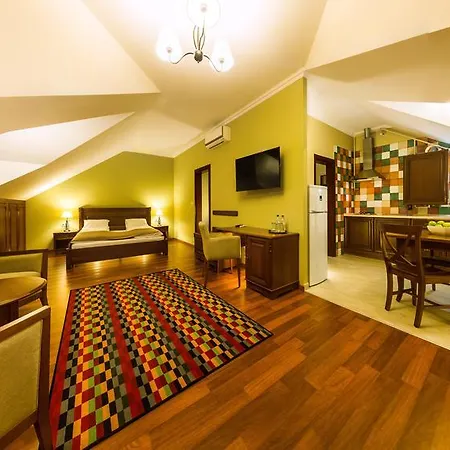 By Derenivska Kupil 4* ニージニェ・ソロトヴィノ